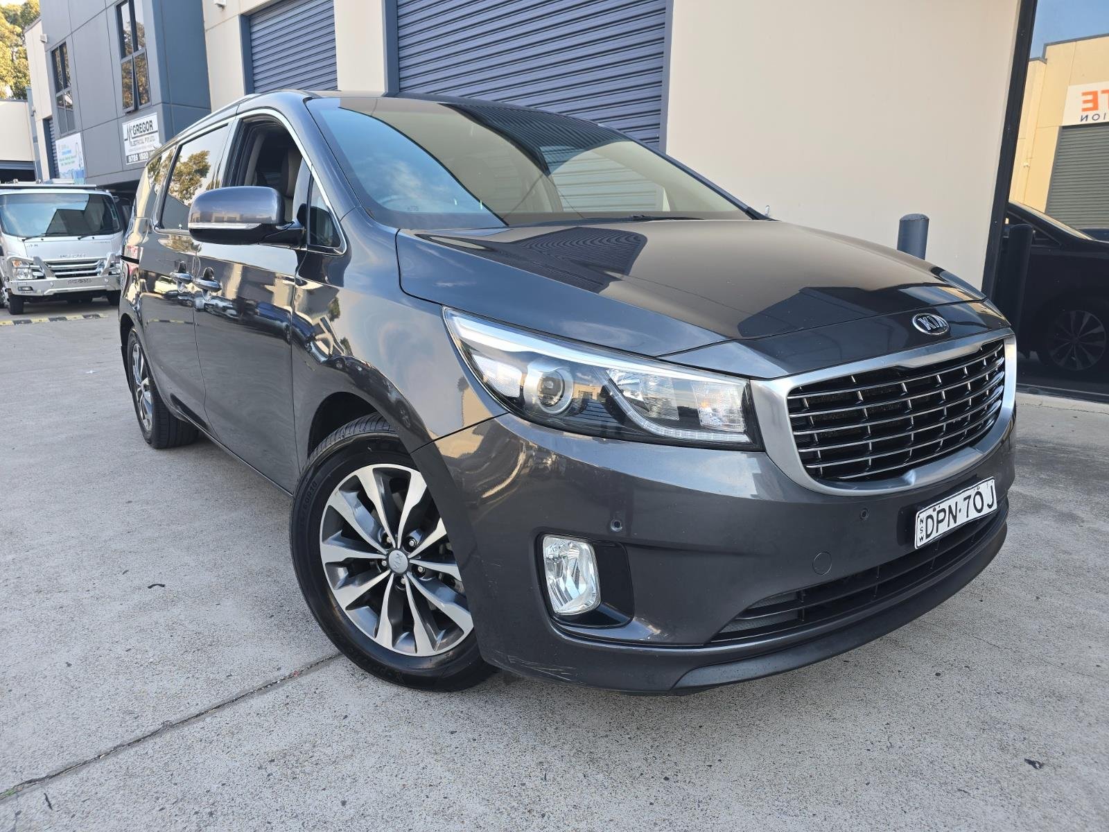 KIA CARNIVAL 8 SEATER 2017 VAN