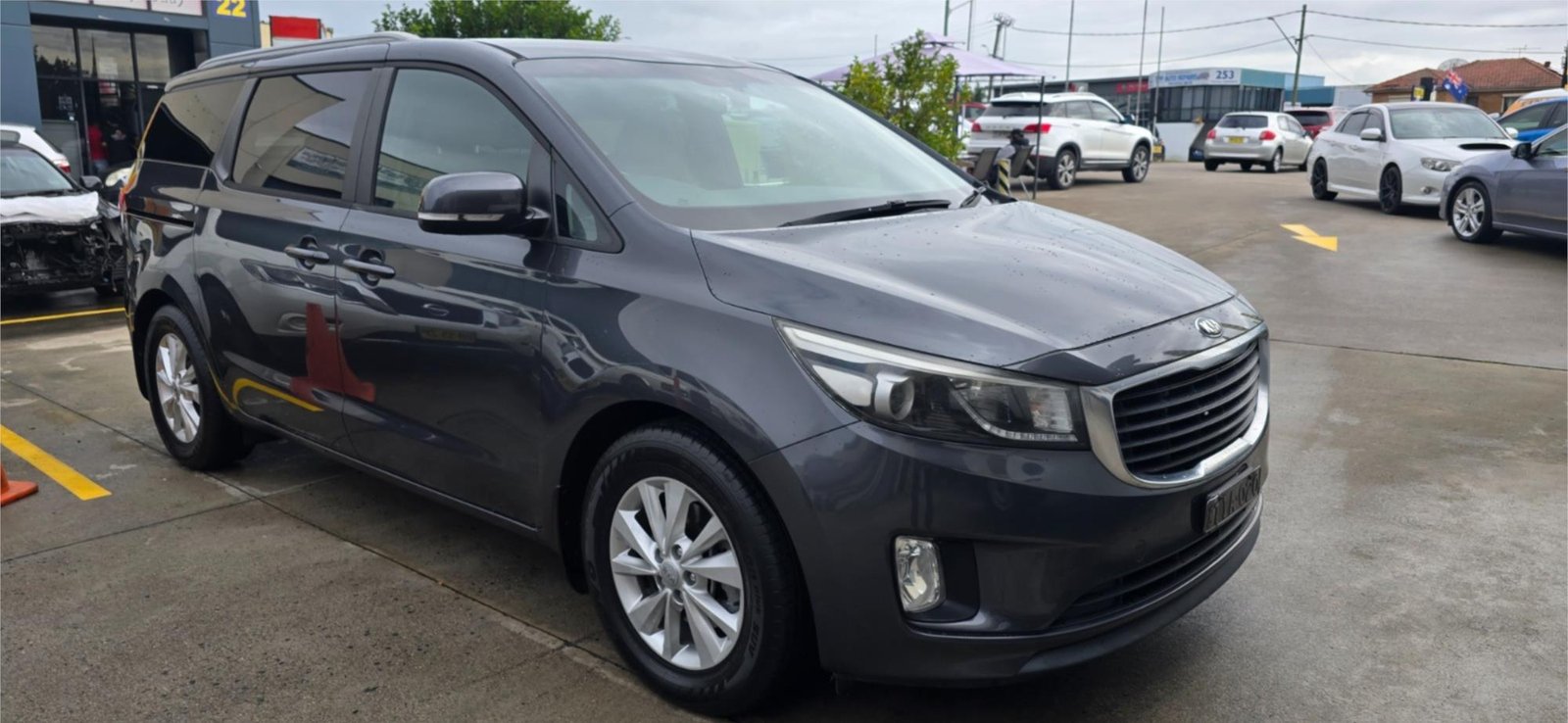 KIA CARNIVAL 8 SEATER VAN 2015
